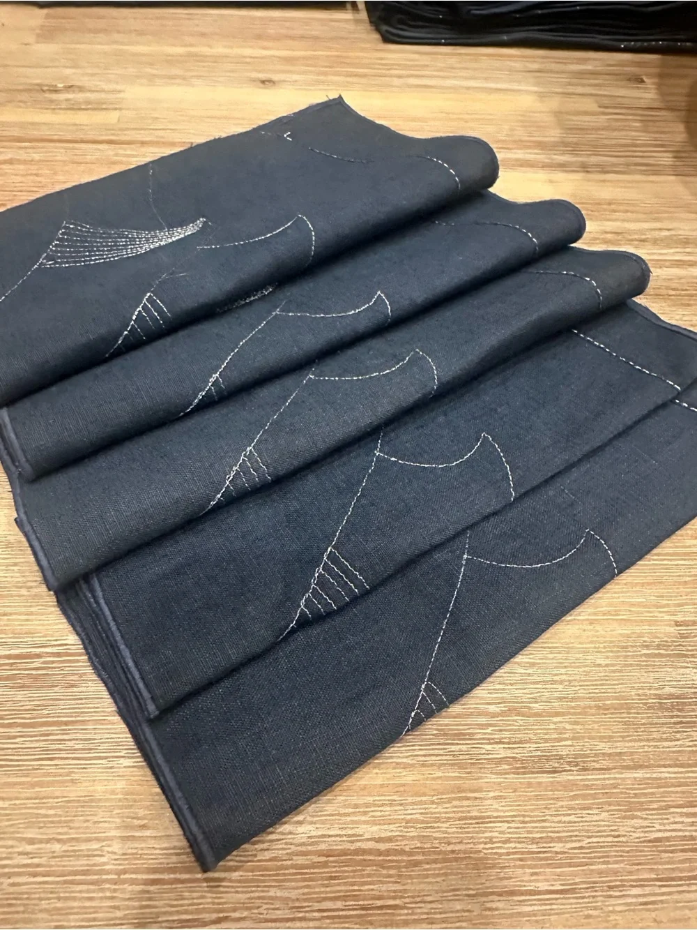 Modern Navy Blue Linen Cloth Napkins Set – Silver Embroidered Abstract Wave